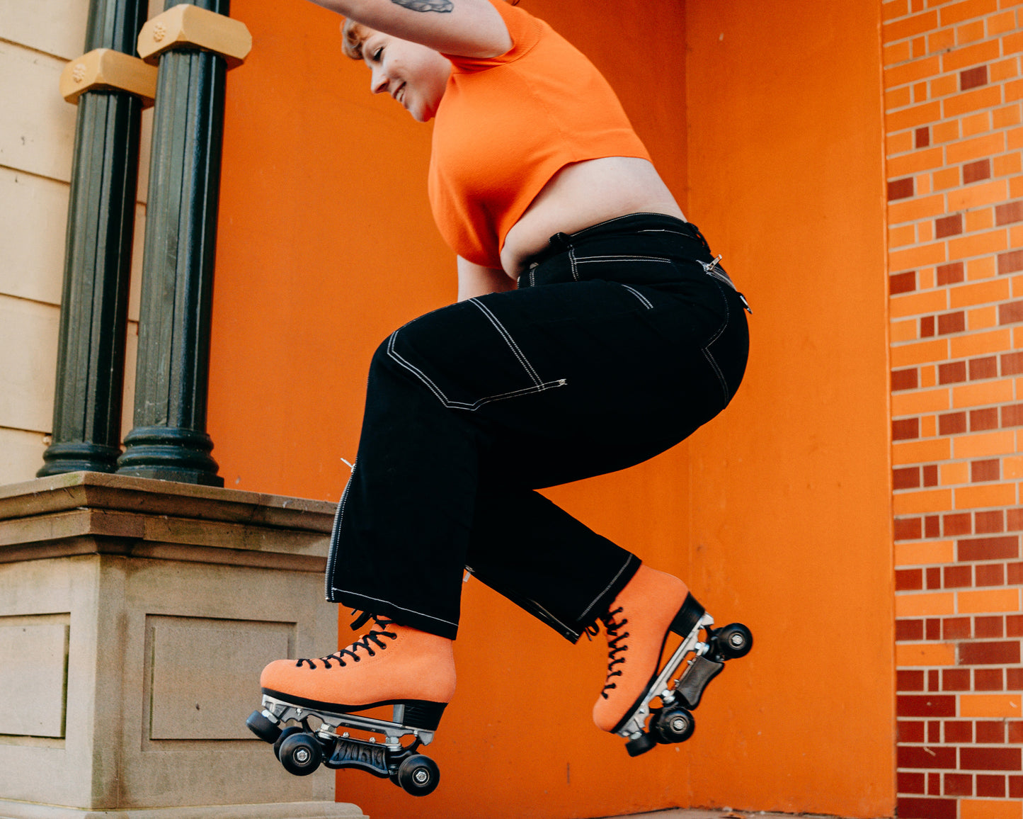 Orange Pro Boot rollerskate, jumping skater